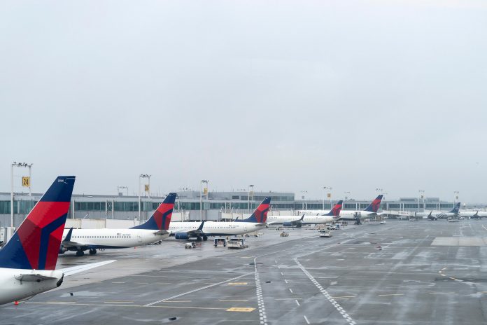 5G: AT&T, Verizon limit expansion around airports