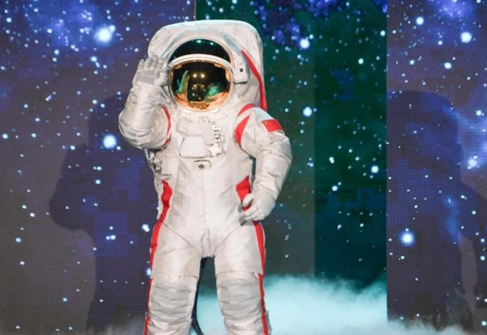 China Releases Modern Spacesuit for Moon Landing Mission in 2030 China Releases Modern Spacesuit for Moon Landing Mission in 2030
