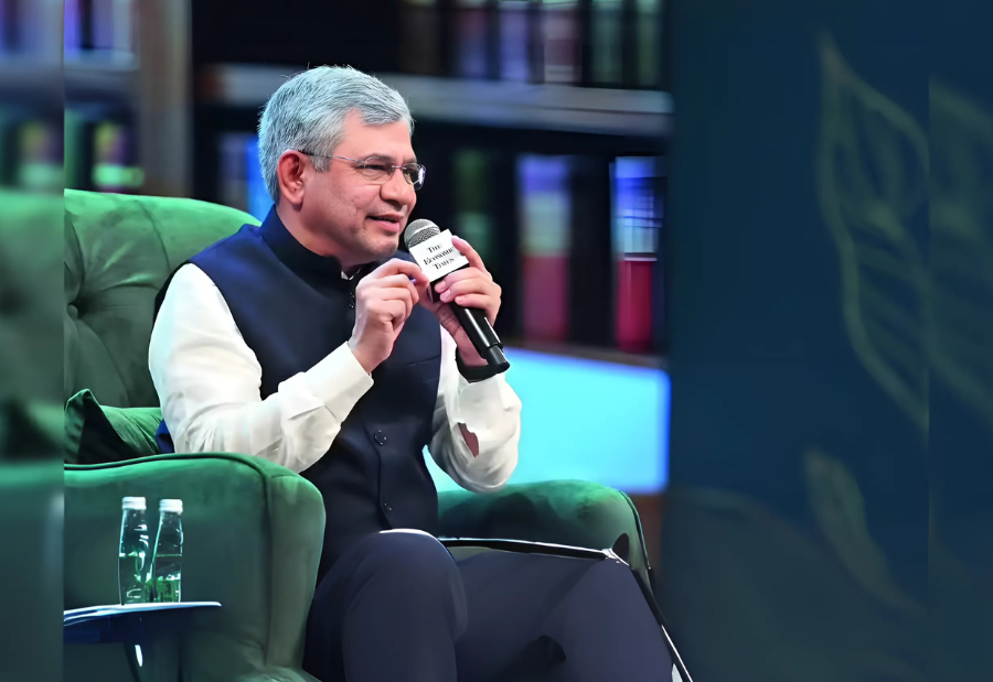 IT Minister Ashwini Vaishnaw Adopts Zoho Suite, Urges Shift Towards Swadeshi Tools