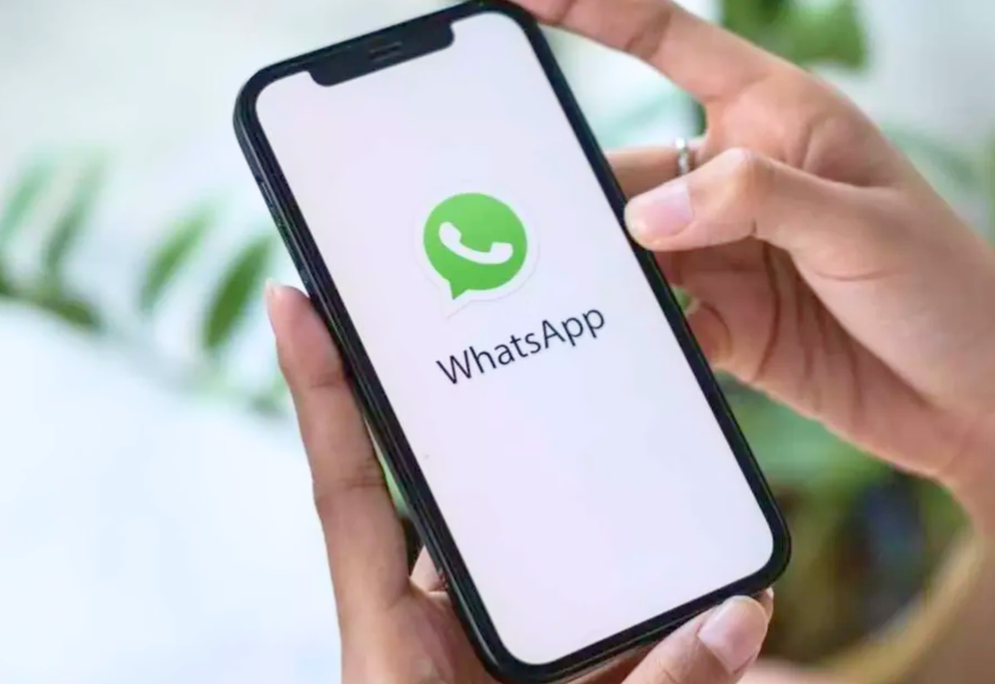 WhatsApp iOS beta introduces option to share recent group messages with new members
