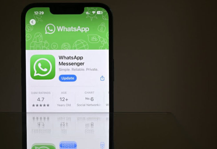 WhatsApp tests green online indicator and improved backup controls in beta