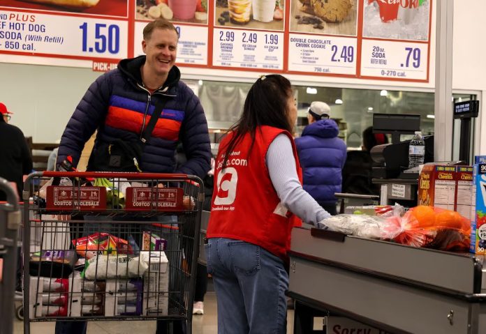 AI investments and resilient consumer spending expected to keep U.S. economy growing in Q2. Credit: Reuters AI investments and resilient consumer spending expected to keep U.S. economy growing in Q2. Credit: Reuters